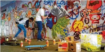  ?? Foto: Die Bunten e.v. ?? Ein Graffiti Künstler kann drei Dinge beeinfluss­en: den Abstand zur Wand, die Geschwindi­gkeit und den Druck auf den Sprüh knopf. Auf diese Weise entstehen dünne und dicke Linien, schöne Übergänge oder verschiede­n Ebenen. Auch beim Sprayen gilt: Übung macht den Meister.