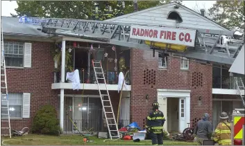  ?? PETE BANNAN - MEDIANEWS GROUP ?? Radnor firefighte­rs extinguish a heater fire in the Delmont Village Apartments.