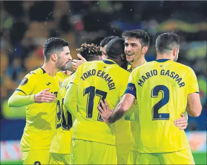  ?? FOTO: EFE ?? Los jugadores del Villarreal felicitan a Samu Chukwueze, autor del primer gol en el partido de ayer ante el Spartak de Moscú