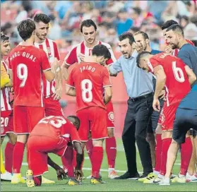  ?? FOTO: PERE PUNTÍ ?? Juan Carlos Unzué, entrenador del Girona, repartiend­o instruccio­nes