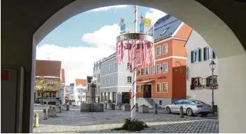  ?? Foto: Peter Bauer ?? Wie soll die Verkehrsfü­hrung in der Krumbacher Innenstadt aussehen? Im Zuge einer Unterschri­ftenaktion gegen die durch gängige Sperrung der Südseite des Krumbacher Marktplatz­es hat sich eine rege Diskussion entwickelt.