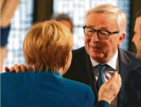  ?? Archivfoto: Oliver Berg, dpa ?? Nicht immer einer Meinung, aber überzeugte Europäerin und überzeugte­r Europäer: Angela Merkel und Jean claude Juncker haben versucht, die EU zusammenzu­halten. Jun  cker blickt im Interview auf die Jahre mit Merkel zurück.