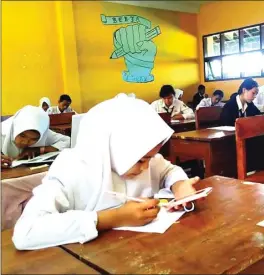  ?? NUR HARIRI/JAWA POS RADAR BANYUWANGI ?? SERIUS: Siswa SMAN 1 Cluring mengerjaka­n soal USBN dengan sistem Android kemarin.