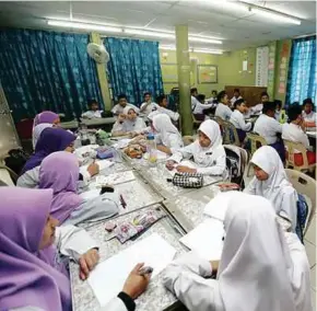  ?? FILE PIC ?? Children at a religious school. Education should play a role in discouragi­ng female circumcisi­on.