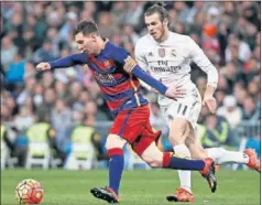  ??  ?? ÚLTIMO CLÁSICO. Messi controla el balón ante la mirada de Bale.