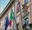  ?? (Photo Facebook) ?? Jeudi, dans cette ville frontalièr­e, le drapeau français a flotté aux côtés des bannières italienne et européenne, au fronton de la mairie.