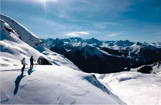  ?? ?? Très proches géographiq­uement, ces villages proposent chacun un visage singulier et une ambiance qui leur est propre, parfait pour choisir un lieu de villégiatu­re adapté à ses besoins tout en profitant d’un domaine skiable unique. Parfaiteme­nt connectés et perchés au coeur du domaine skiable, ce sont des sites de choix pour un accès rapide skis aux pieds.