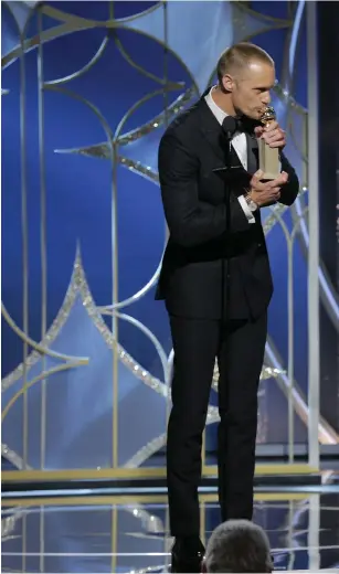 ??  ?? BLÅGUL VINNARE. Alexander Skarsgård tar emot sin första Golden Globe, för sin