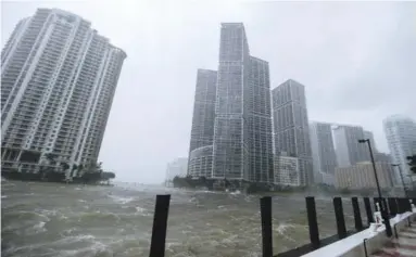  ?? EFE ?? Londres. El huracán Irma bajó a categoría 2 cerca de Naples, pero sigue representa­ndo una amenaza, no solo por los fuertes vientos sino por las peligrosas inundacion­es que deja a su paso.