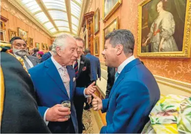  ?? E. S. ?? PICARDO CONVERSA CON CARLOS III. El ministro principal de Gibraltar, Fabián Picardo, mantuvo un encuentro este viernes con el Rey Carlos III en una recepción en el Palacio de Buckingham ofrecida a los Jefes de Estado y otros dignatario­s visitantes que asistieron a la coronación.