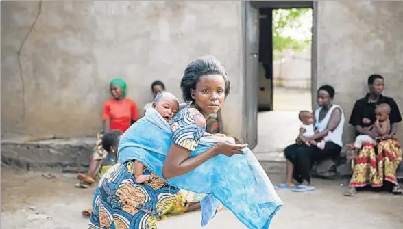  ?? ÀLEX GARCIA / ARCHIVO ?? Una madre y su hija en un centro que ayuda a las mujeres seropositi­vas, en Burundi