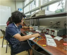  ?? JOSÉ CORDERO ?? Carlos Barrantes estudiante de Electromec­ánica en el Tec, en Cartago, trabajaba el viernes en los laboratori­os.