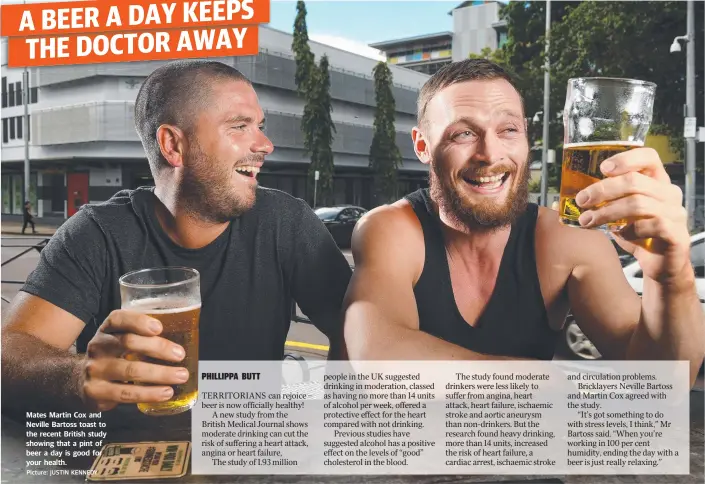  ?? Picture: JUSTIN KENNEDY ?? Mates Martin Cox and Neville Bartoss toast to the recent British study showing that a pint of beer a day is good for your health.