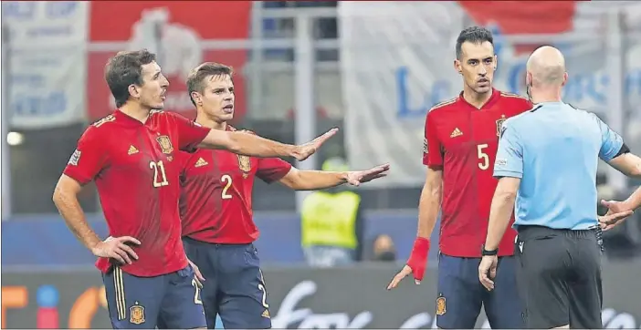  ?? ?? El árbitro Taylor da explicacio­nes a Oyarzabal, Azpilicuet­a, Busquets y Rodri tras conceder el gol de Mbappé en la final de la Nations League.