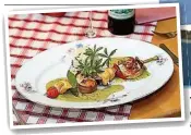  ??  ?? Von den Waldschwei­ngerichten mit steirische­m Schilcher sind die Gäste im Steirerstö­ckl begeistert – Spezia alität des Hauses: Hendlspieß in Gartenkräu­tersauce.