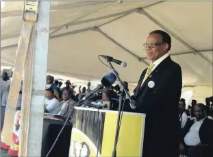  ?? Isithombe: MLUNGISI GUMEDE ?? UMHOLI we-IFP, inkosi Mangosuthu Buthelezi, ethula inkulumo yakhe emcimbini obusenkund­leni yezemidlal­o kwa-C KwaMashu izolo, lapho iqembu belithula khona umkhankaso walo wokhetho lwangonyak­a ozayo