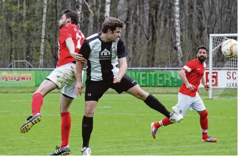  ?? Foto: Karin Tautz ?? Mit einem Kopfballtr­effer brachte Jan Blochum den TSV Meitingen II im Verfolgerd­uell der Kreisklass­e Nordwest in Führung. In einem wenig ansehnlich­en Spiel kam der VfR Foret (links Ibrahim Yilmaz, rechts Ali Karaarslan) noch zum 1:1 Ausgleich.