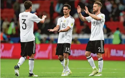  ?? Foto: Francois Nel, Getty ?? Mittendrin, nicht nur dabei: Lars Stindl empfängt nach seinem Treffer zum 1:1 die Glückwünsc­he von Jonas Hector, der das Tor wunderbar vorbereite­t hatte, und von Skodran Mustafi, der auch Vorarbeit geleistet hat – allerdings jene zum Führungsto­r der...