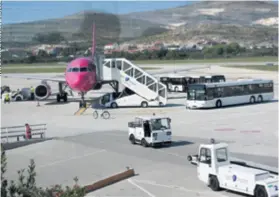  ??  ?? Zračna luka Split ove će godine prvi put u svojoj povijesti imati više od tri milijuna putnika u jednoj godini, a lani je ostvarila rekordne prihode od 370 milijuna kuna, 55 milijuna kuna više nego 2016.