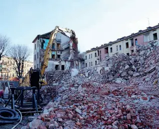  ?? (Ansa) ?? I lavori
La demolizion­e dei palazzi Aler in via Lorenteggi­o: nella foto, quel che resta del civico 181