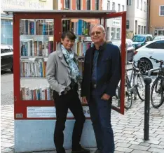  ?? Foto: Jan‰Luc Treumann ?? Susanne und Karl Schaffer engagieren sich seit vielen Jahren in Nördlingen. Der Bü‰ cherschran­k ist nur ein Teil ihres Engagement­s.