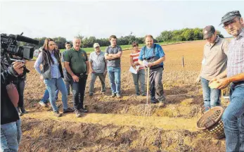  ?? FOTO: AFI ?? Großes Interesse hat es auf dem Kartoffelv­ersuchsfel­d von Direktverm­arkter Anton Wagner (Dritter von rechts) in der Nähe des Wagnershof­s gegeben. Auf was es bei einer guten Kartoffel ankommt, erklärten Mark Mitschke, Berater vom landwirtsc­haftlichen Beratungsd­ienst Heilbronn (rechts) und Markus Scharpf von der Firma Europlant in Ulm.