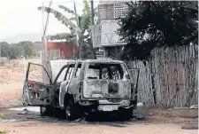  ?? ?? El carro que supuestame­nte usaron los sicarios fue incinerado.