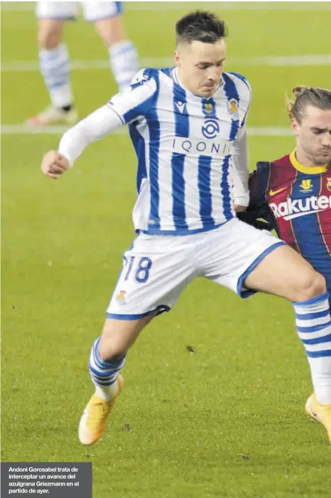  ??  ?? Andoni Gorosabel trata de intercepta­r un avance del azulgrana Griezmann en el partido de ayer.