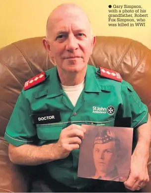  ?? Gary Simpson, with a photo of his grandfathe­r, Robert Fox Simpson, who was killed in WWI ??