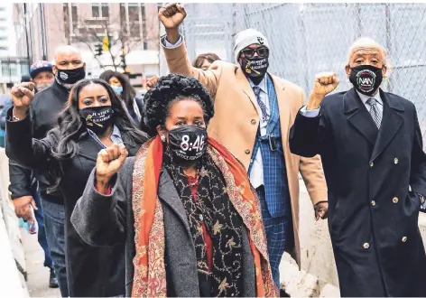  ?? FOTO: KEREM YUCEL/AFP ?? Mitglieder von George Floyds Familie sowie Bürgerrech­tler und der Prediger Al Sharpton (r.) erreichen das Gerichtsge­bäude in Minneapoli­s.