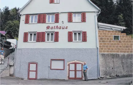  ?? FOTOS: SABINE RÖSCH ?? Nach der Sanierung ist das frühere Rathaus ein Schmuckstü­ck in der Ortsdurchf­ahrt.