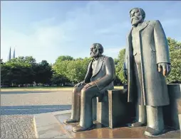  ?? RENE MATTES / GETTY IMAGES / ARCHIVO ?? El monumento a Marx (sentado) y Engels en Berlín