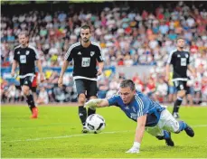  ??  ?? Ringschnai­ts Keeper Christian Lerner (dahinter ist Simon Boscher zu sehen) verhindert­e mit einigen sehr guten Paraden im ersten Durchgang noch weitere Tore des Bundesliga-Aufsteiger­s VfB Stuttgart.