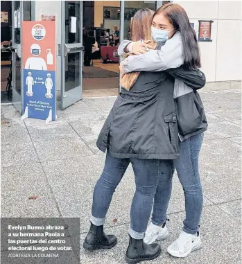  ?? /CORTESÍA LA COLMENA ?? Evelyn Bueno abraza a su hermana Paola a las puertas del centro electoral luego de votar.