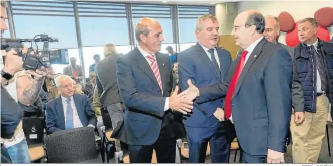  ?? FOTOS: VÍCTOR RODRÍGUEZ ?? José María del Nido y José Castro se estrechan las manos en presencia de Manuel Vizcaíno, en la Torre Sevilla.