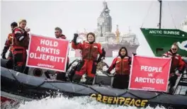  ?? FOTO: GREENPEACE / NTB SCANPIX ?? Greenpeace-aktivister demonstrer­te mot norsk oljeboring ved riggen Songa Enabler i Barentshav­et tidligere denne måneden.