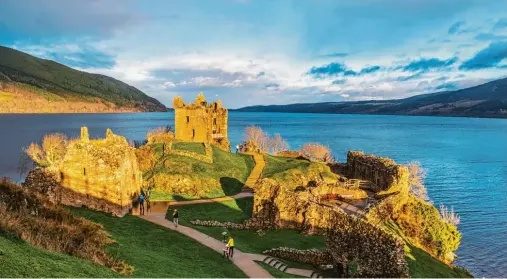  ?? Foto: Sam, Fotolia.com ?? Das Urquhart Castle ist eines der ältesten Schlösser Schottland­s und liegt malerisch am Loch Ness.