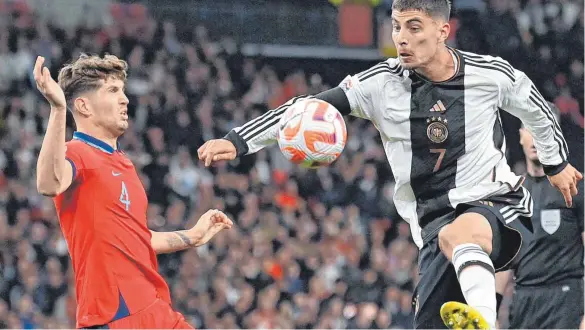  ?? FOTO: GLYN KIRK/AFP ?? Zweifacher Torschütze gegen England: Angreifer Kai Havertz, hier gegen John Stones (links), wusste im Wembley-Stadion zu gefallen.