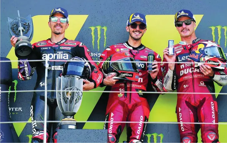  ?? EFE ?? Maverick, Bagnaia y Miller, segundo, primero y tercero en Silverston­e, respectiva­mente