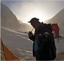  ??  ?? Los sherpas de Nepal se aficionaro­n al mate que llevaron los guías argentinos Willie y Damián Benegas. Foto: Benegas Brothers Expedition­s.