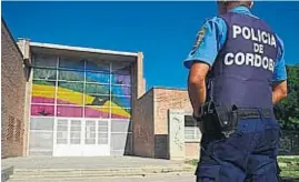  ?? LA VOZ/ARCHIVO ?? CUSTODIA. La presencia policial ya se tornó constante en algunas escuelas.