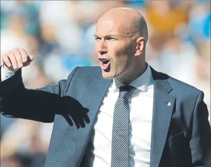  ?? FOTO: SIRVENT ?? Zinedine Zidane da indicacion­es a sus jugadores durante el Madrid-celta en el Santiago Bernabéu