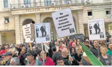  ?? VÍCTO RODRÍGUEZ ?? Concentrac­ión de personas contra la sentencia del Supremo, ayer en el Prado de San Sebastián.