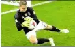  ?? AP-BILD: GRITS ?? Bernd Leno kann den Ball nicht festhalten.