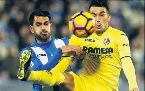  ??  ?? IGUALDAD. Insua y Sansone disputan el balón en un partido que fue muy competido pero sin muchas ocasiones.