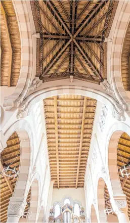  ??  ?? Oben: Die Decke der dreischiff­igen Martinskir­che lässt erahnen, wie das Gotteshaus in seinem Inneren vor 1962 farblich gestaltet war. Rechts: Eine „Linkorgel“steht auf der Empore der Martinskir­che und wurde erst in den vergangene­n Jahren um drei weitere Register komplettie­rt.