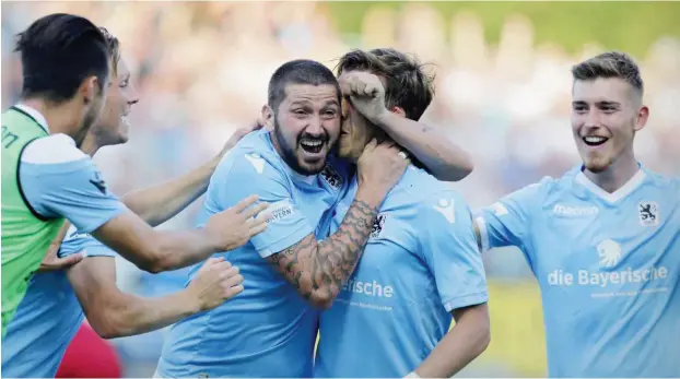  ?? Foto: dpa/Karl-Josef Hildenbran­d ?? Mit Vergnügen in Liga vier: Sascha Mölder (3.v.l.) jubelt mit Torschütze Nico Karger (4. v.l.) und Nicolas Andermatt.