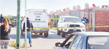  ??  ?? Personal del Servicio Médico Forense acudió a la calle Sóstenes Rocha, en Paseos de las Torres, a levantar el cuerpo de Rosalío Aranda.