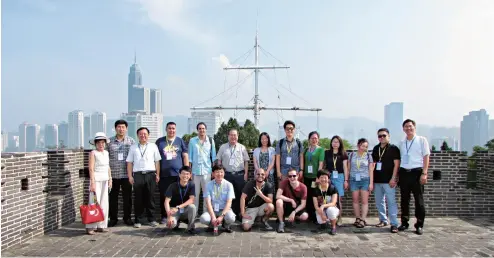  ??  ?? 20 de junio de 2017. Los 17 periodista­s del viaje “Yantai ante los ojos de periodista­s extranjero­s” posan para una foto grupal en el Parque de la Colina de Yantai.