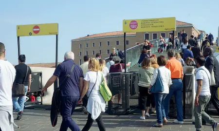  ??  ?? Novità contestata I tornelli posti ai piedi del ponte di Calatrava a Venezia hanno diviso la città e i commentato­ri internazio­nali